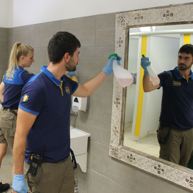 Métier du Zoo : Agent de Service Polyvalent - Emploi - ZooParc de Beauval - Deux employés nettoyant les toilettes d’un des hôtels de Beauval