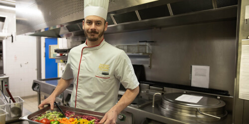 Métier des hôtels : Second de Cuisine - Domaine d'activité : Cuisine - Second de cuisine aidant à la préparation des plats