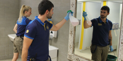 Métier du Zoo : Agent de Service - Domaine d'activité : Environnement et Support Production - Deux employés nettoyant les toilettes d'un des hôtels de Beauval