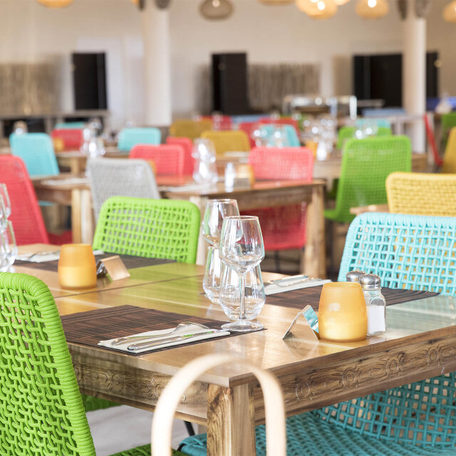 Métier du Zoo : Chef de rang - Emploi - ZooParc de Beauval - Tables dressées dans un restaurant de l’hôtel africain de Beauval