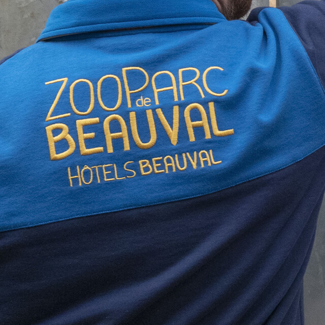 Métier du Zoo : Gestionnaire Uniformes - Emploi - ZooParc de Beauval - Uniforme du ZooParc de Beauval de dos