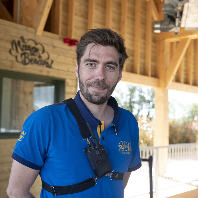 Métier du Zoo : Conducteur Télécabines - Emploi - ZooParc de Beauval - Employé souriant devant l’une des gares des télécabines du ZooParc de Beauval