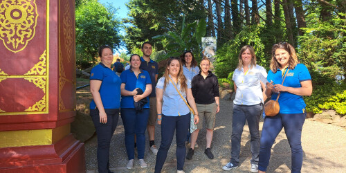 Métier du Zoo : Coordinateur Intégration et Formation Restauration ZooParc - Domaine d'activité : Restauration ZooParc - Employés devant la Pagode des Hauteurs de Chine