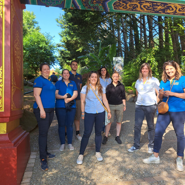 Métier du Zoo : Coordinateur Intégration et Formation Restauration ZooParc - Emploi - ZooParc de Beauval - Employés devant la Pagode des Hauteurs de Chine