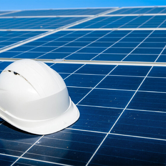Métier du Zoo : Ingénieur en Energie - Emploi - ZooParc de Beauval - Panneaux solaires avec casque blanc de chantier posé dessus