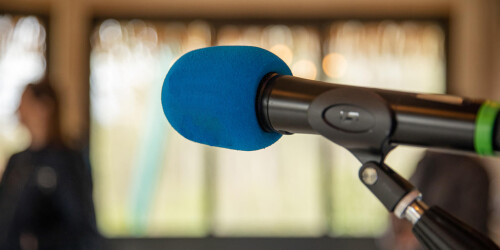 Métier du Zoo : Chargé de Relations Presse - Domaine d'activité : Communication et Education - Micro de la radio France bleu dans le ZooParc de Beauval