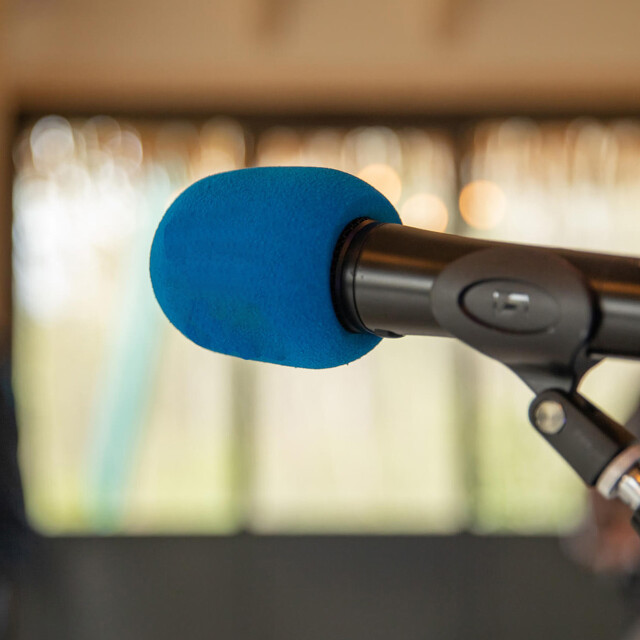 Métier du Zoo : Chargé de Relations Presse - Emploi - ZooParc de Beauval - Micro de la radio France bleu dans le ZooParc de Beauval