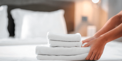 Métier des hôtels : Linger - Domaine d'activité : Étages - Linge blanc posé sur un lit