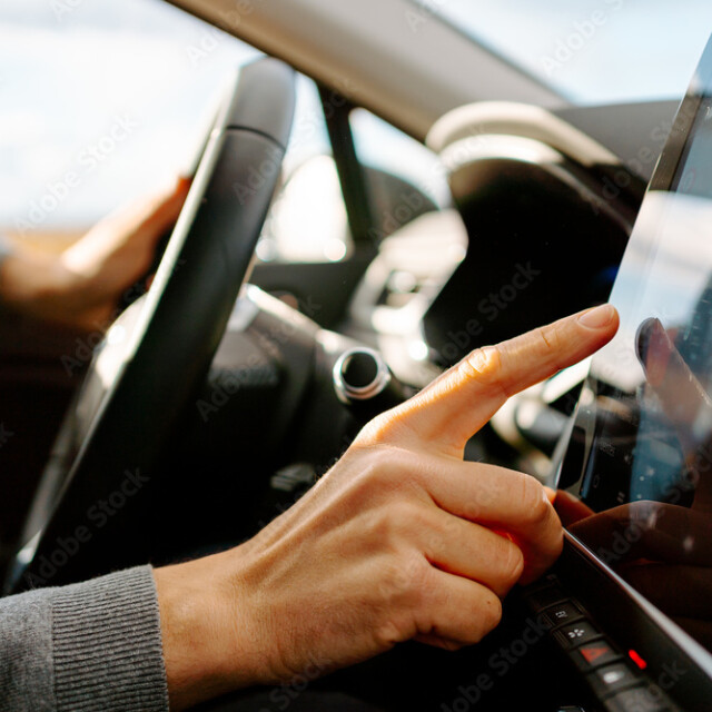 Métier du Zoo : Gestionnaire de Flotte Automobile - Emploi - ZooParc de Beauval - Automobiliste consultant le tableau de bord