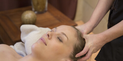 Métier des hôtels : Praticien - Domaine d'activité : Spa - Massage du cuir chevelu