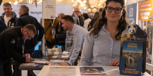 Deux employés de Beauval sur leur stand pendant un salon