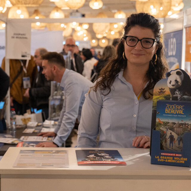 Métier du Zoo : Commercial et Stratégie - Emploi - ZooParc de Beauval - Deux employés de Beauval sur leur stand pendant un salon