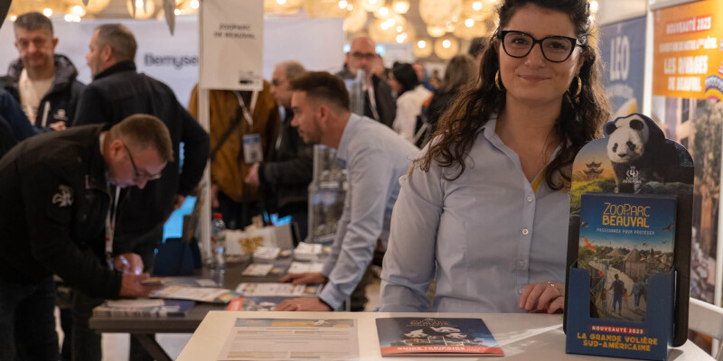 Deux employés de Beauval sur leur stand pendant un salon