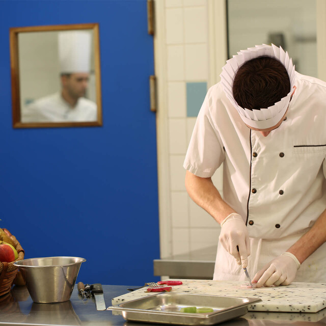 Métier du Zoo : Second de Cuisine - Emploi - ZooParc de Beauval - Second de cuisine aidant à la préparation des plats