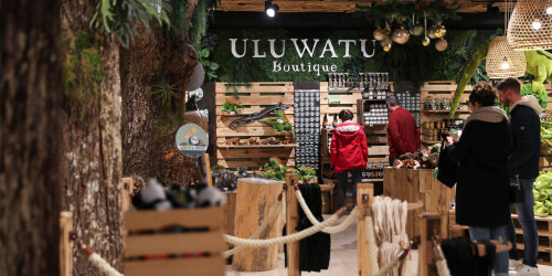 Boutique du Dôme Équatorial Uluwatu avec des clients