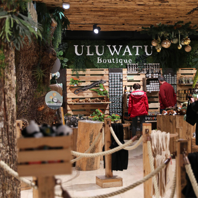 Métier du Zoo : Boutiques - Emploi - ZooParc de Beauval - Boutique du Dôme Équatorial Uluwatu avec des clients
