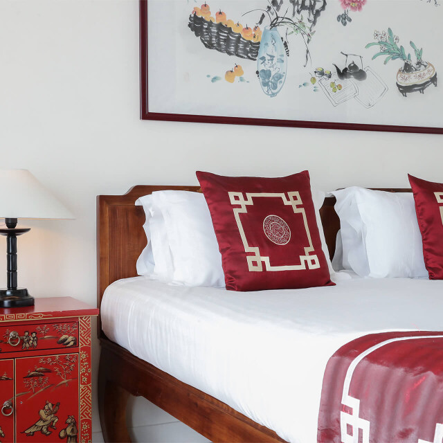 Métier du Zoo : Étages - Emploi - ZooParc de Beauval - Chambre inspirée de la Chine avec une table de chevet, une lampe et un lit