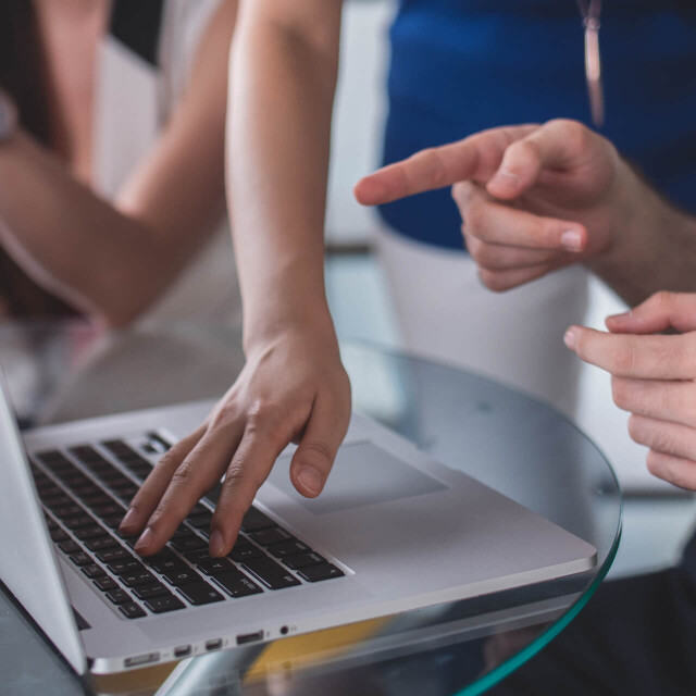 Métier du Zoo : Technicien Support Informatique - Emploi - ZooParc de Beauval - Personne aidant une autre à dépanner son ordinateur