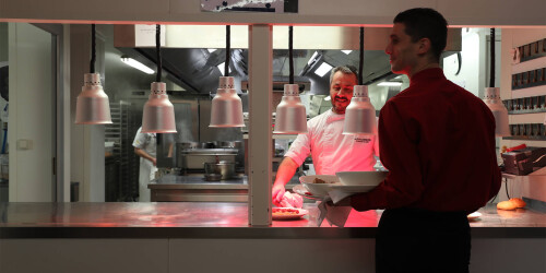 Métier des hôtels : Chef de partie - Domaine d'activité : Cuisine - Employé d'un hôtel de Beauval faisant le service du restaurant