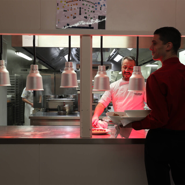 Métier du Zoo : Chef de partie - Emploi - ZooParc de Beauval - Employé d’un hôtel de Beauval faisant le service du restaurant