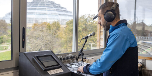 Métier du Zoo : Technicien Audiovisuel - Domaine d'activité : Communication et Education - Employé réglant le son du spectacle des oiseaux dans sa régie