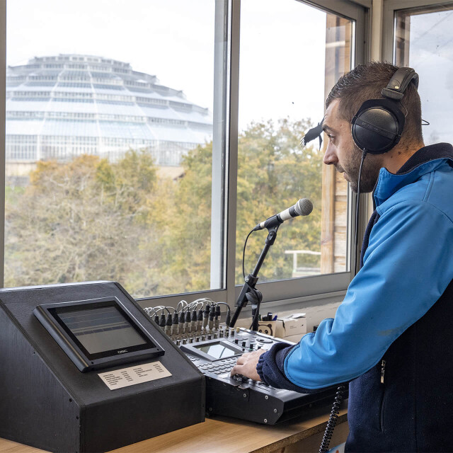 Métier du Zoo : Technicien Audiovisuel - Emploi - ZooParc de Beauval - Employé réglant le son du spectacle des oiseaux dans sa régie