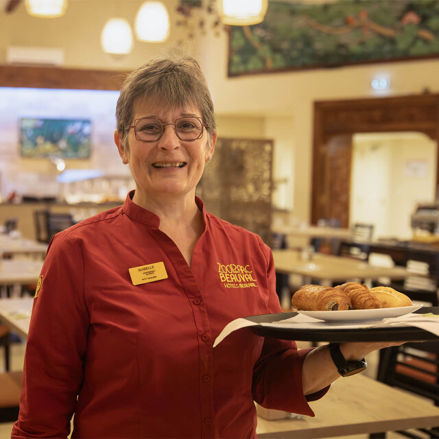 Métier du Zoo : Serveur - Emploi - ZooParc de Beauval - Serveuse du buffet petit-déjeuner aux hôtels