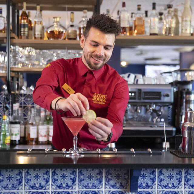 Métier du Zoo : Barman - Emploi - ZooParc de Beauval - Barman préparant un cocktail avec une rondelle de citron en guise de décoration