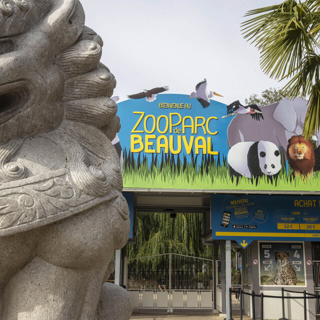L’entreprise - Emploi - ZooParc de Beauval - Entrée Sud (entrée principale) du ZooParc de Beauval, avec la statue de lion chinois