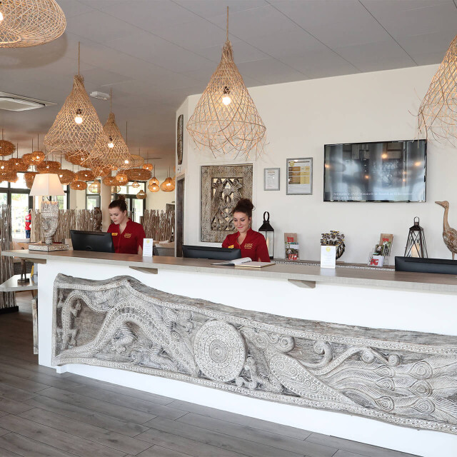 Métier du Zoo : Réceptionniste - Emploi - ZooParc de Beauval - 2 réceptionnistes dans l’un des hôtels de Beauval