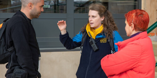 Métier du Zoo : Chargé de Communication Interne et Evenementiel - Domaine d'activité : Communication et Education - Employée avec talkie-walkie discutant avec des visiteurs du ZooParc de Beauval