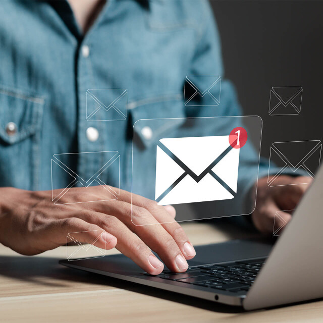 Métier du Zoo : Chargé de Campagne CRM - Emploi - ZooParc de Beauval - Homme recevant une notification d’email sur son ordinateur