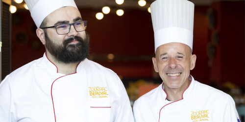 Métier des hôtels : Chef de Cuisine - Domaine d'activité : Cuisine - 2 employés de Beauval portant la tenue des chefs de cuisine