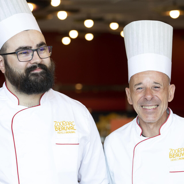 Métier du Zoo : Chef de Cuisine - Emploi - ZooParc de Beauval - 2 employés de Beauval portant la tenue des chefs de cuisine