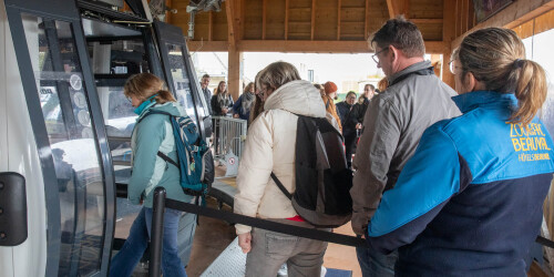 Métier du Zoo : Opérateur Télécabines - Domaine d'activité : Télécabines - Opératrice télécabine contrôlant le flux des visiteurs dans les cabines du Nuage de Beauval