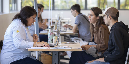 Métier du Zoo : Chargé de Recrutement - Domaine d'activité : Ressources Humaines - Entretien avec des candidats lors d'un forum de l'emploi