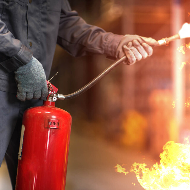 Métier du Zoo : Agent de Sécurité Incendie - Emploi - ZooParc de Beauval - Homme utilisant un extincteur pour stopper un départ de feu