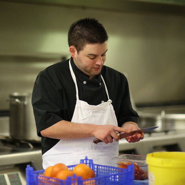 Saisonniers & étudiants - Emploi - ZooParc de Beauval - Commis de cuisine faisant la découpe de fruits