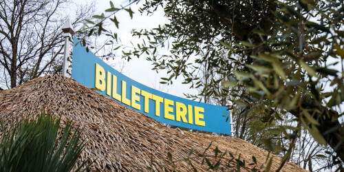 Métier du Zoo : Gestionnaire de caisse - Domaine d'activité : Administration et Finances - Devanture de la billetterie à l'entrée Sud du ZooParc de Beauval