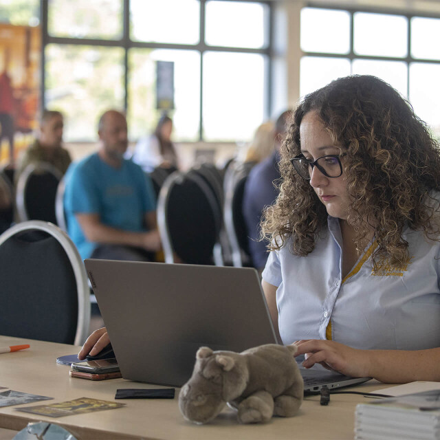 Métier du Zoo : Assistant Recrutement - Emploi - ZooParc de Beauval - Employée devant son ordinateur