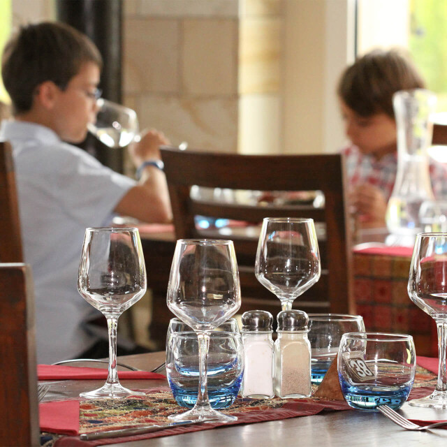 Métier du Zoo : Maître d’Hôtel - Emploi - ZooParc de Beauval - Table dressée dans un restaurant avec enfants installés derrière