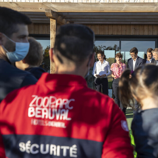 Métier du Zoo : Agent de Sécurité Polyvalent - Emploi - ZooParc de Beauval - Discours de la direction du ZooParc de Beauval devant un agent de sécurité