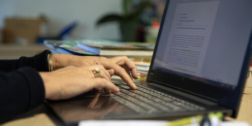 Métier du Zoo : Rédacteur - Domaine d'activité : Communication et Education - Mains de rédactrice tapant sur son ordinateur portable pour rédiger un texte